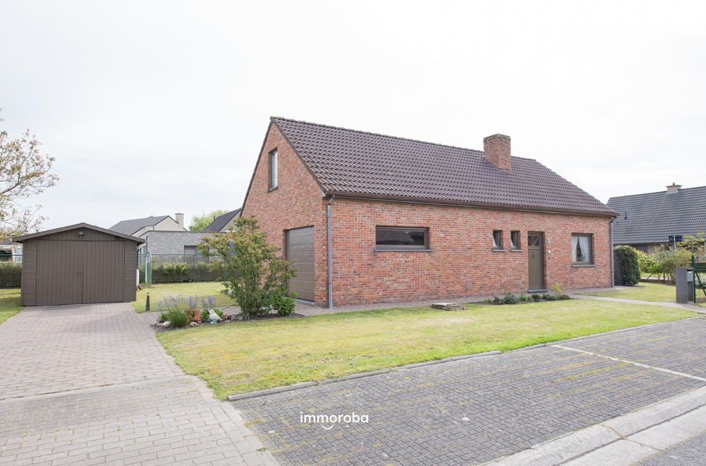 Vastgoedfoto van TE KOOP: alleenstaande woning in een rustige woonwijk te Desselgem.