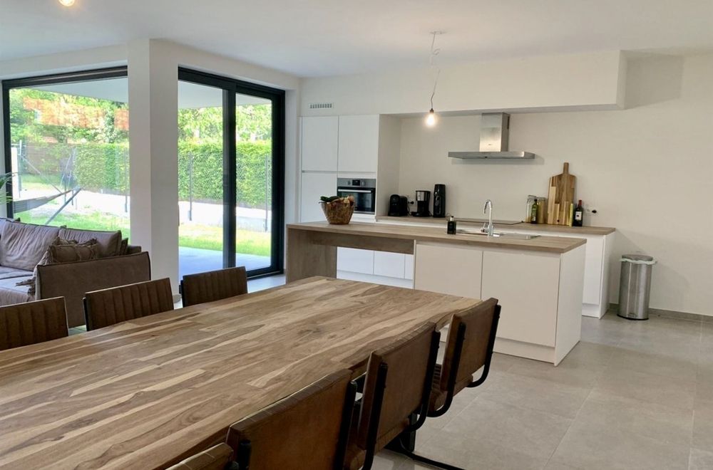 Vastgoedfoto van Prachtig gelijkvloers appartement van 147m² te Sint-Eloois-Vijve met tuintje en overdekt terras. 